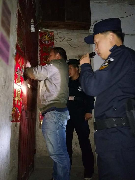 武威粗心妈妈误将幼女锁家中 民警全城寻开锁师傅开门